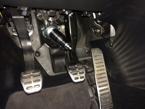 Блокиратор рулевого вала Заслон установленный на автомобиле Seat Leon MKPP