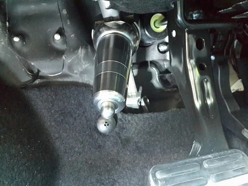 Блокиратор рулевого вала Заслон установленный на автомобиле Skoda Fabia MK2 2007-2015