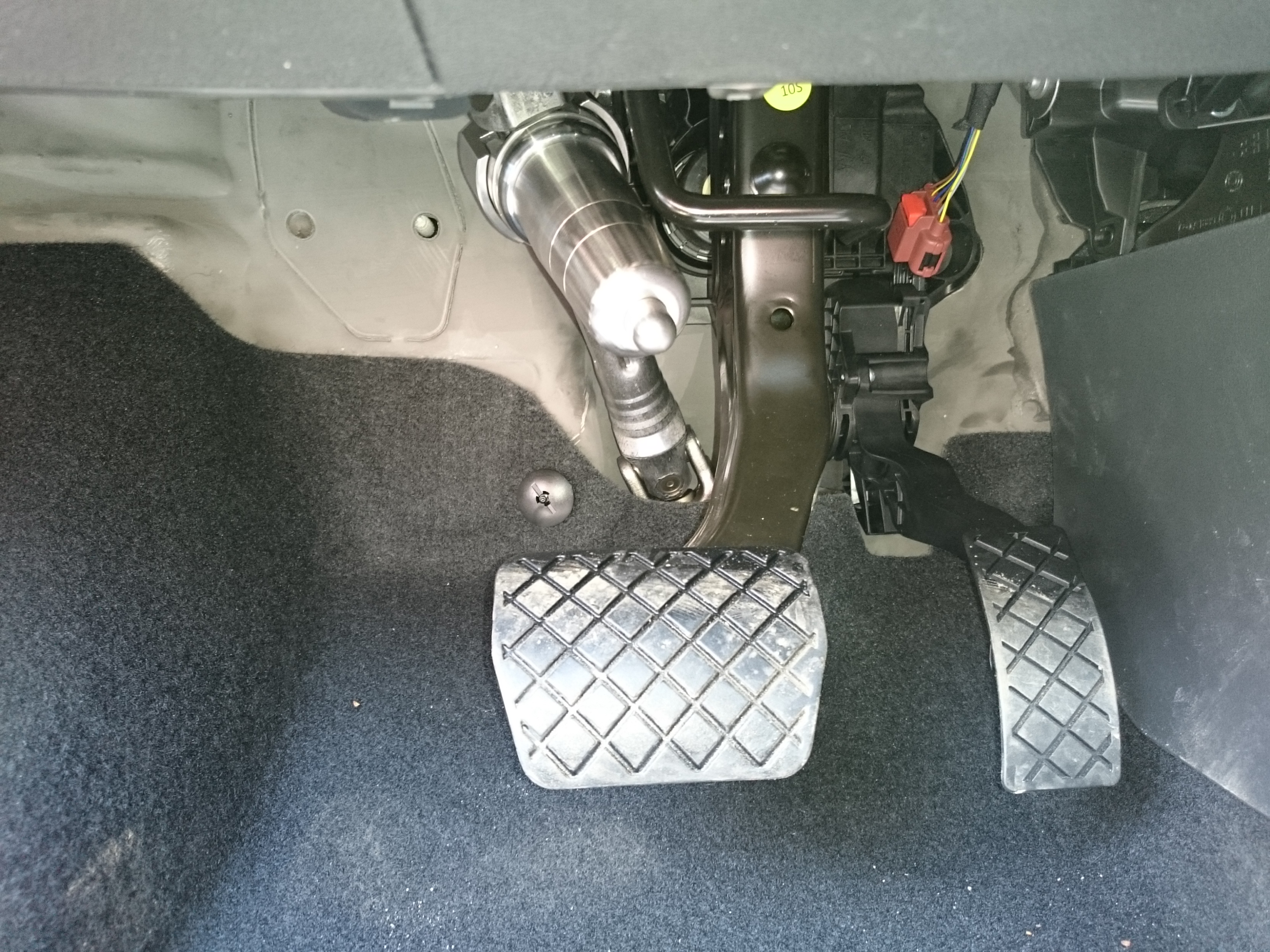 Блокиратор рулевого вала Заслон установленный на автомобиле Skoda Rapid