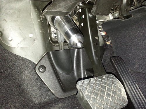 Блокиратор рулевого вала Заслон установленный на автомобиле Skoda Yeti