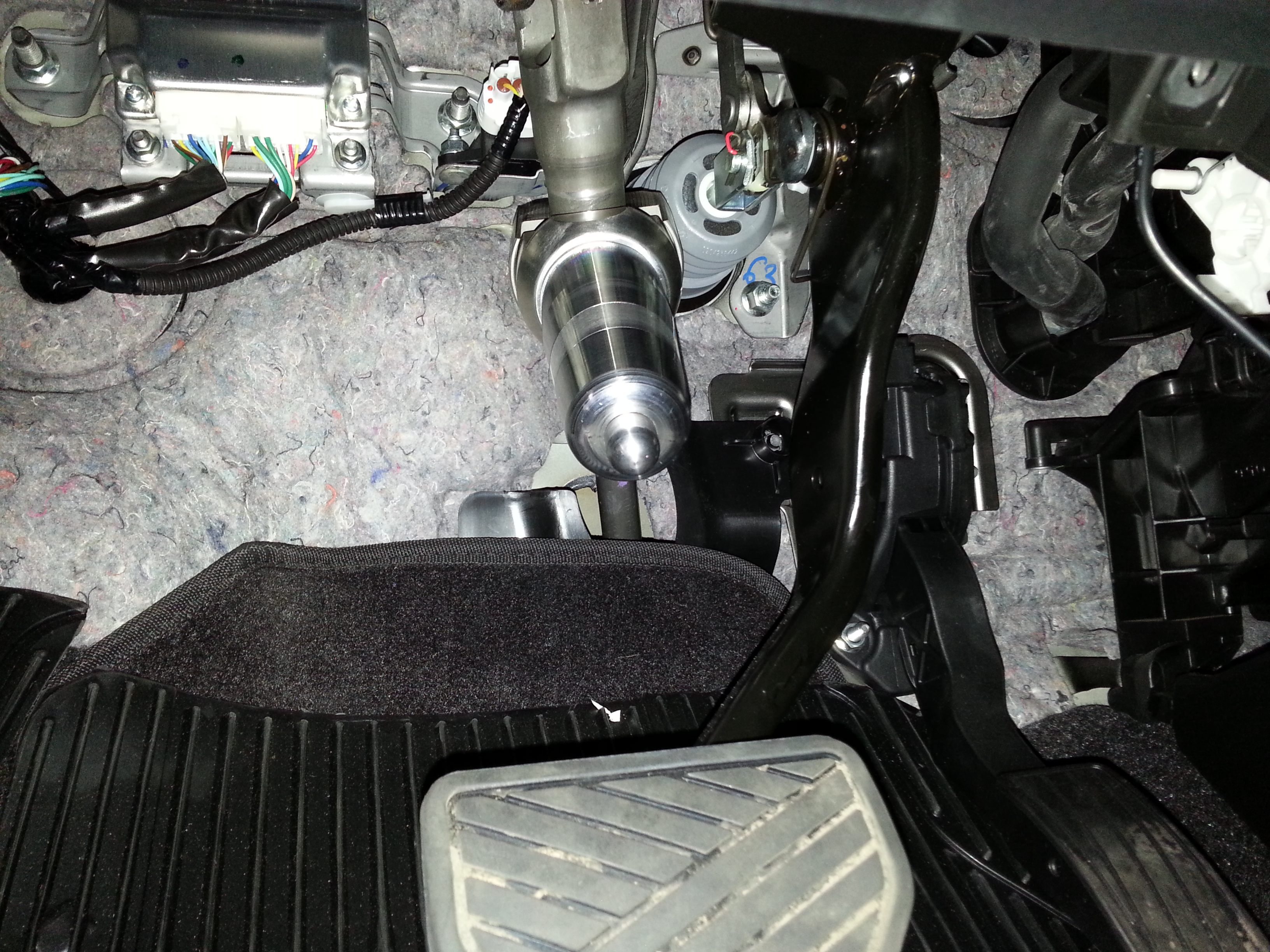 Блокиратор рулевого вала Заслон установленный на автомобиле Suzuki SX4 New 2013-