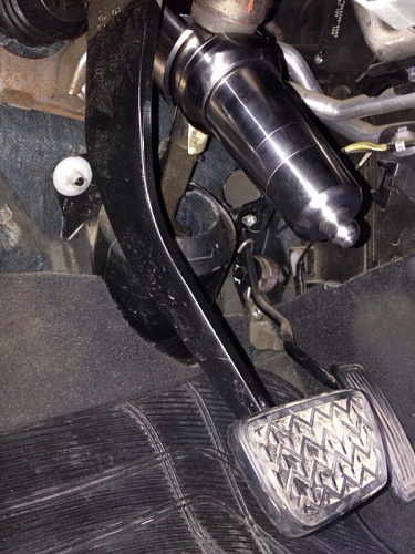 Блокиратор рулевого вала Заслон установленный на автомобиле Toyota Avensis 2009-