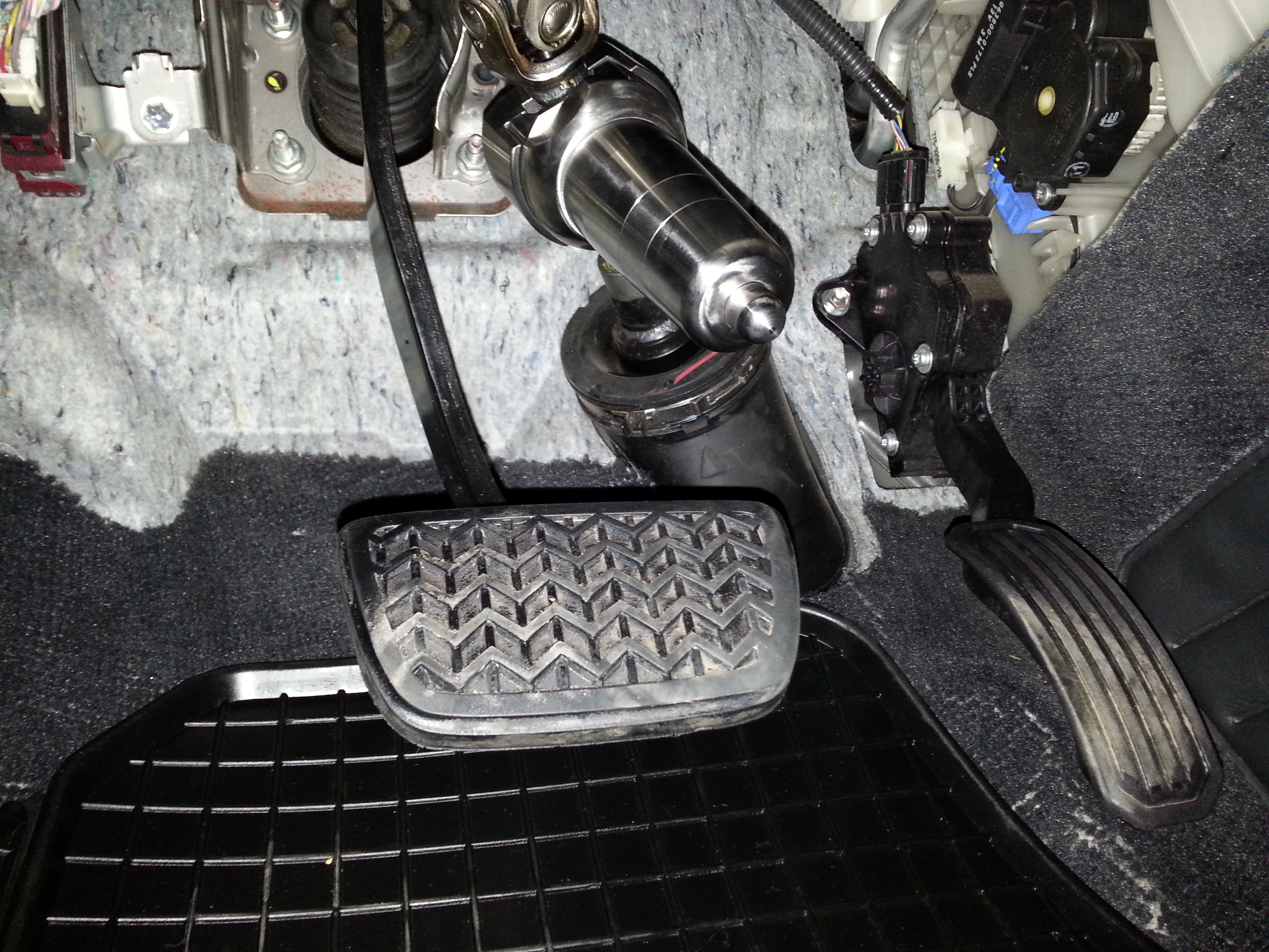 Блокиратор рулевого вала Заслон установленный на автомобиле Toyota Camry XV40 2006-2011