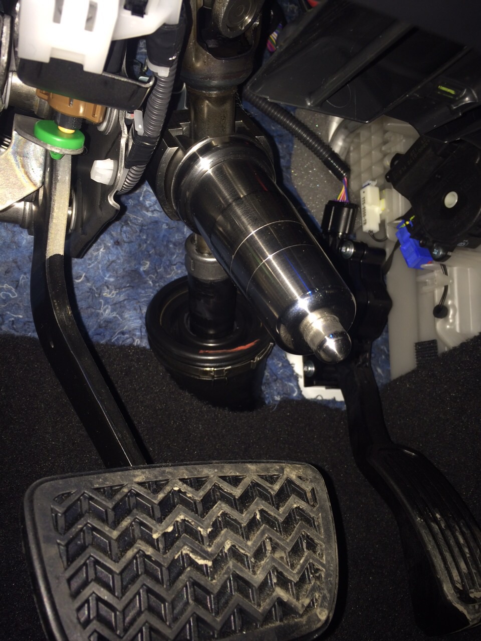 Блокиратор рулевого вала Заслон установленный на автомобиле Toyota Camry XV50 2011-2014