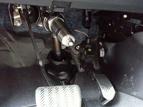 Блокиратор рулевого вала Заслон установленный на автомобиле Toyota Corolla 1995-2000