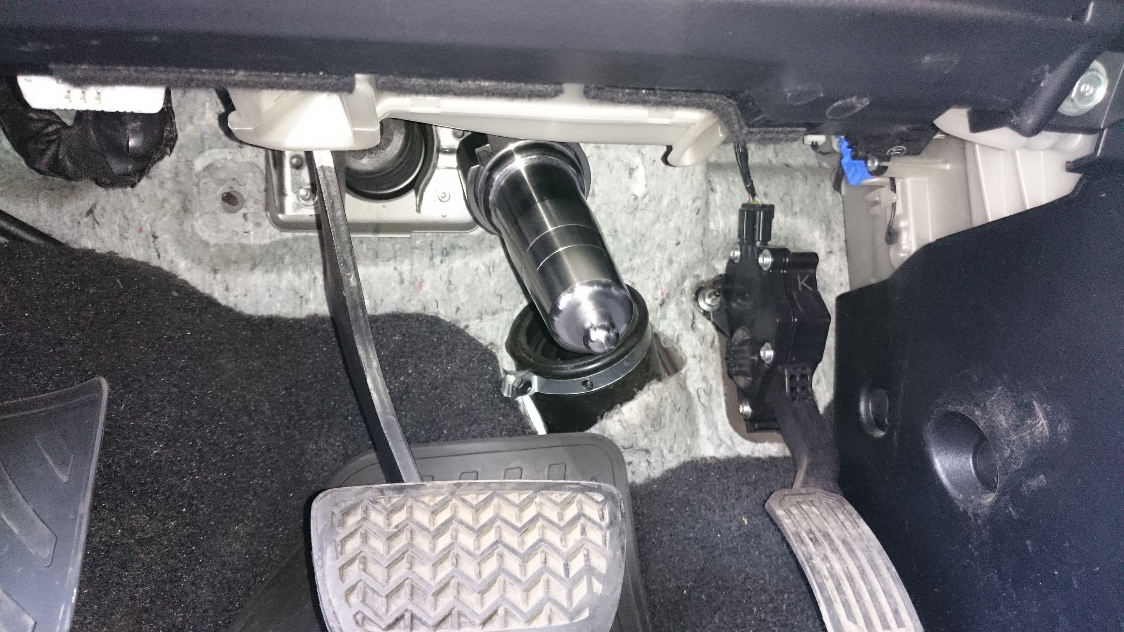Блокиратор рулевого вала Заслон установленный на автомобиле Toyota Highlander 2007-2013
