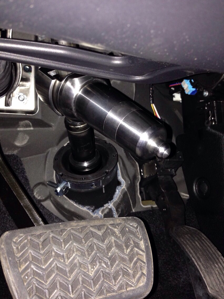 Блокиратор рулевого вала Заслон установленный на автомобиле Toyota Highlander 2013-
