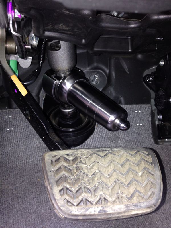 Блокиратор рулевого вала Заслон установленный на рулевом валу Toyota Land Cruiser Prado 150.