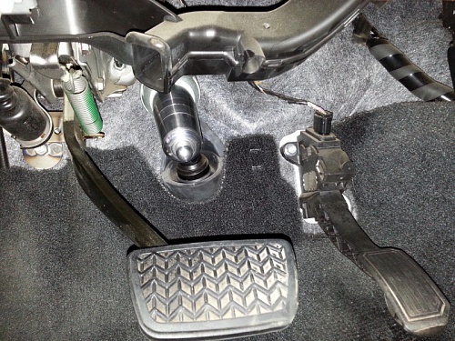 Блокиратор рулевого вала Заслон установленный на автомобиле Toyota Sequoia