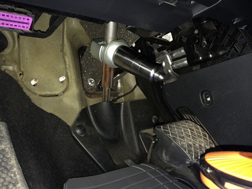 Блокиратор рулевого вала Заслон установленный на автомобиле Volkswagen Golf Plus