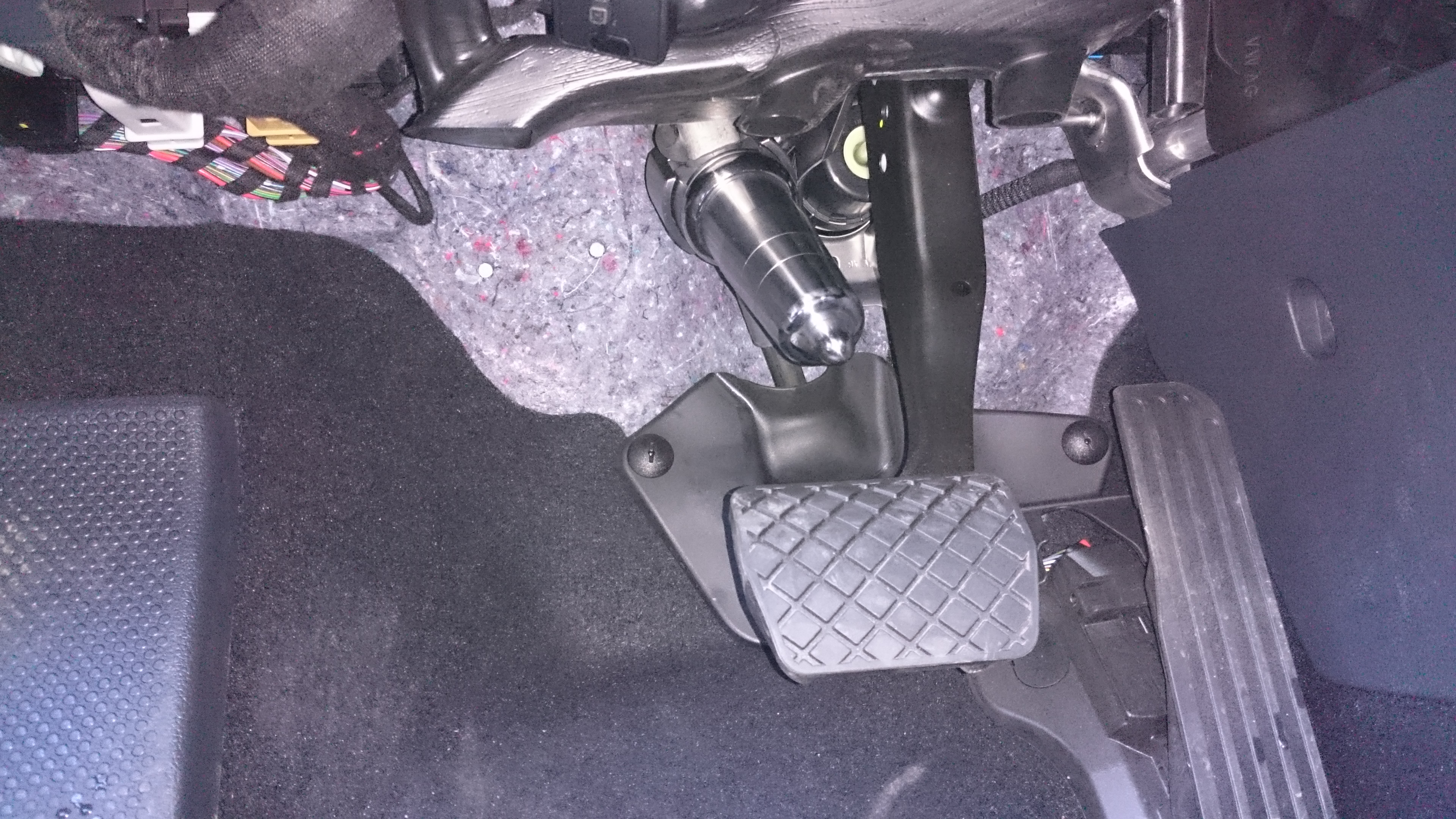 Блокиратор рулевого вала Заслон установленный на автомобиле Volkswagen Jetta VI 2010-