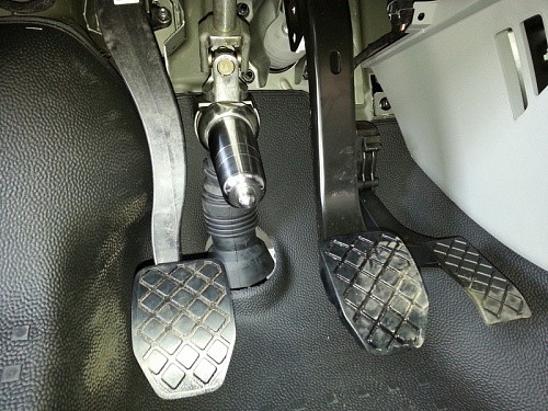 Блокиратор рулевого вала Заслон установленный на автомобиле Volkswagen Multivan T5 AKPP