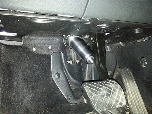 Блокиратор рулевого вала Заслон установленный на автомобиле Volkswagen Passat B6