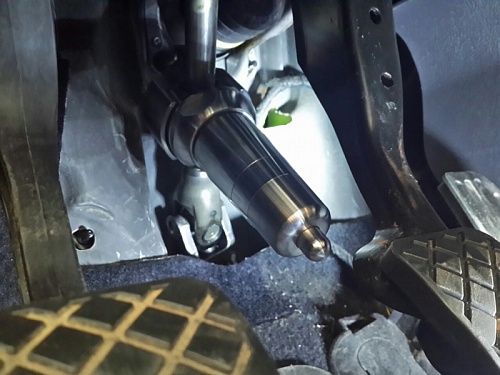 Блокиратор рулевого вала Заслон установленный на автомобиле Volkswagen Touran MK5 2006-2010