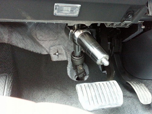 Блокиратор рулевого вала Заслон установленный на автомобиле Volvo XC70 I 2000-2007