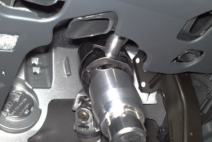 Блокиратор рулевого вала Перехват-Универсал установленный на автомобиле Audi A4 2008-2015