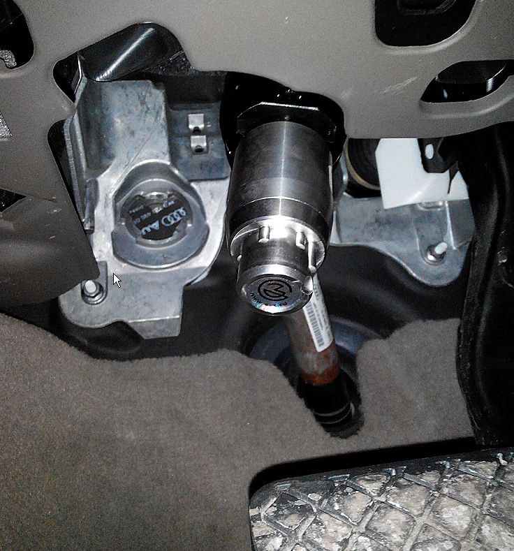 Блокиратор рулевого вала Перехват-Универсал установленный на автомобиле Audi A5 2009-2016