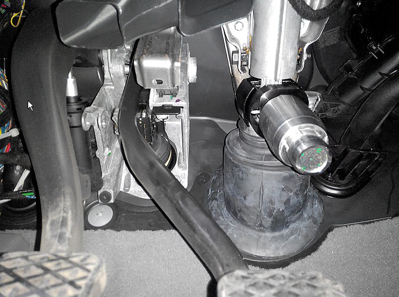 Блокиратор рулевого вала Перехват-Универсал установленный на автомобиле BMW 3 E90 2005-2014