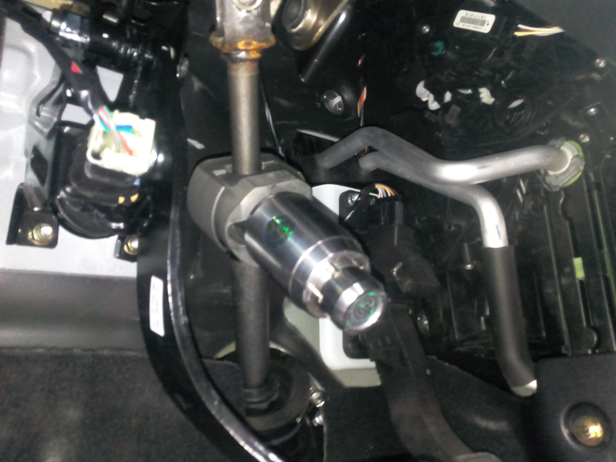 Блокиратор рулевого вала Перехват-Универсал установленный на автомобиле Chery Tigo 5 2014-