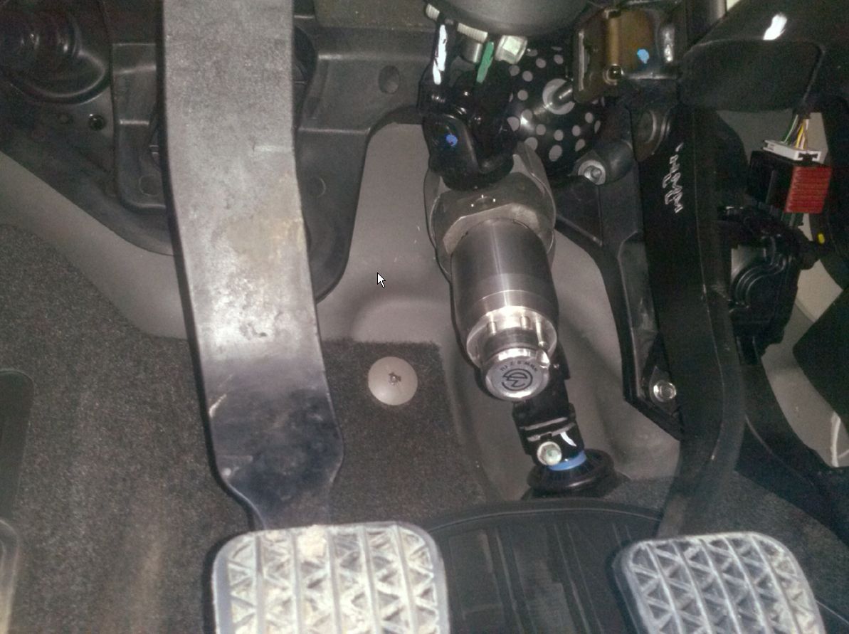 Блокиратор рулевого вала Перехват-Универсал установленный на автомобиле Chevrolet Cruze 2008-2015