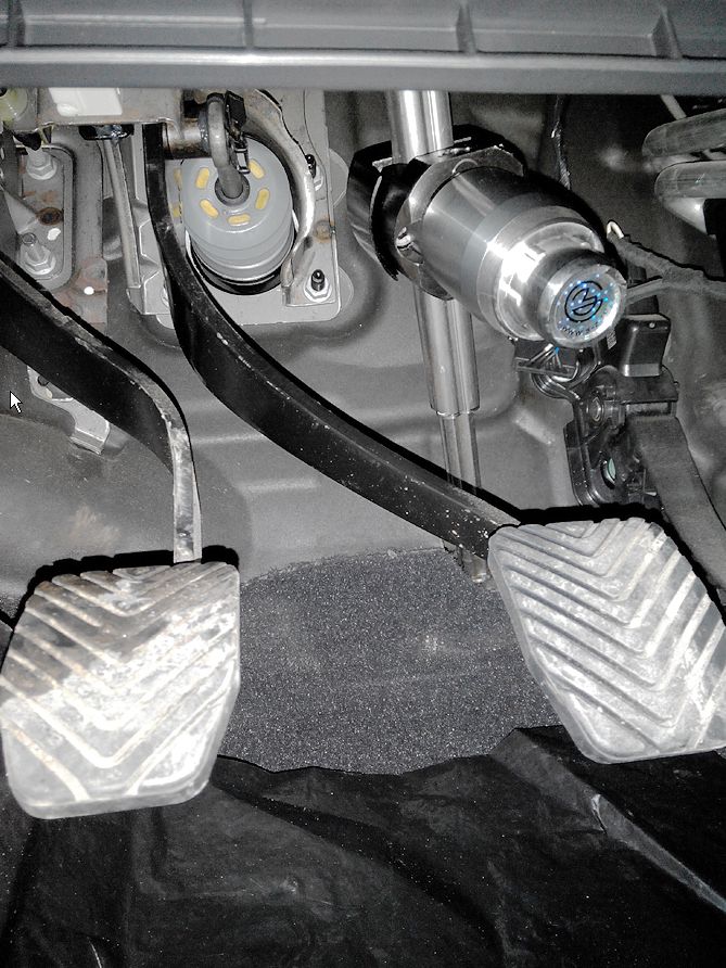 Блокиратор рулевого вала Перехват-Универсал установленный на автомобиле Dodge Caliber 2006-2011