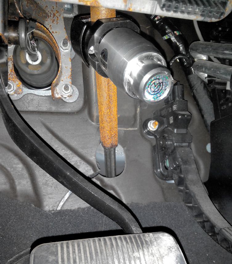 Блокиратор рулевого вала Перехват-Универсал установленный на автомобиле Dodge Journey 2008-2015