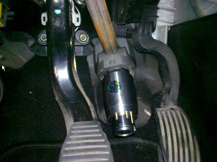 Блокиратор рулевого вала Перехват-Универсал установленный на автомобиле Fiat Punto
