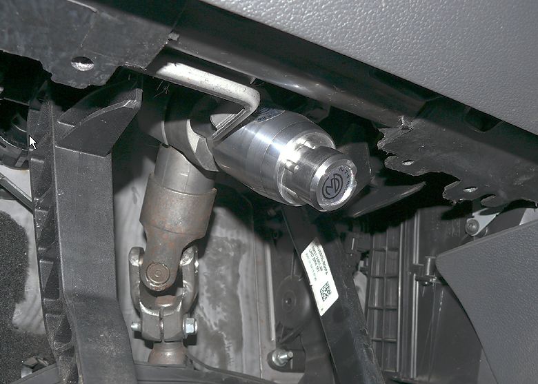 Блокиратор рулевого вала Перехват-Универсал установленный на автомобиле Ford C-Max 2003-2007