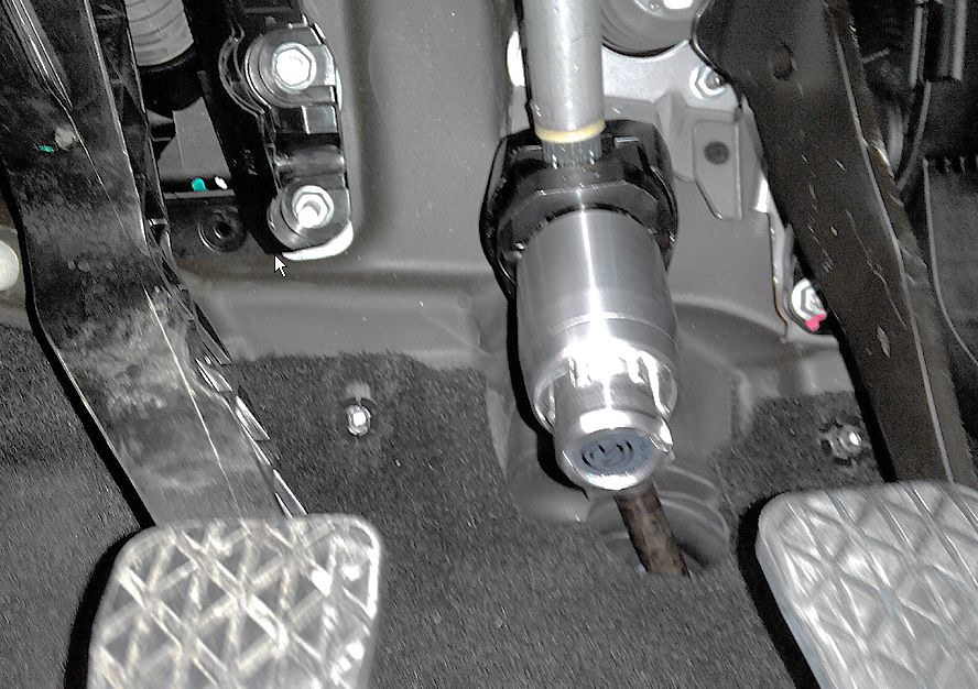 Блокиратор рулевого вала Перехват-Универсал установленный на автомобиле Ford EcoSport MKPP 2014-