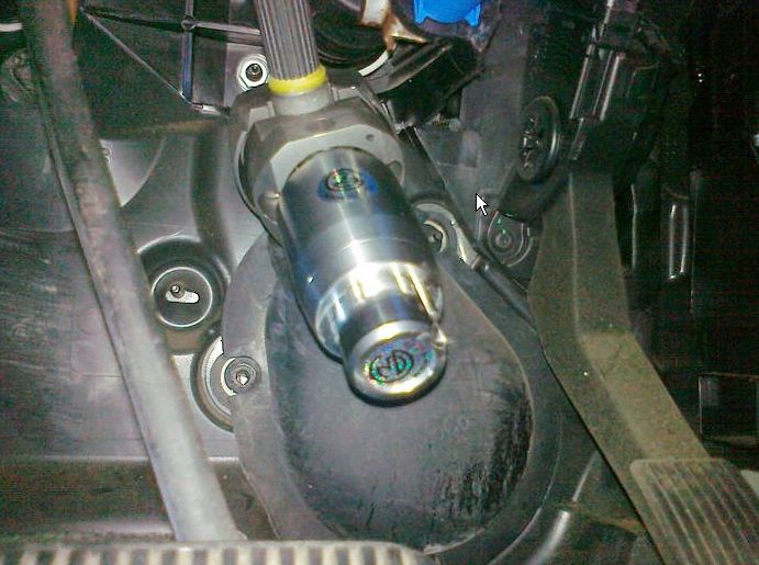 Блокиратор рулевого вала Перехват-Универсал установленный на автомобиле Ford Escape 2007-2011