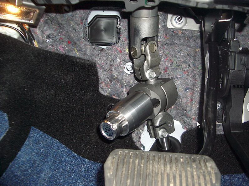 Блокиратор рулевого вала Перехват-Универсал установленный на автомобиле Ford Kuga II AKPP 2013-