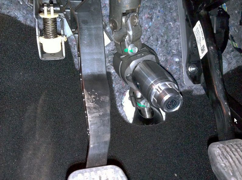 Блокиратор рулевого вала Перехват-Универсал установленный на автомобиле Ford Kuga II MKPP 2013-