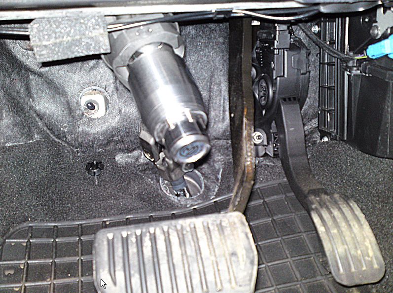 Блокиратор рулевого вала Перехват-Универсал установленный на автомобиле Ford Mondeo AKPP 2007-2015