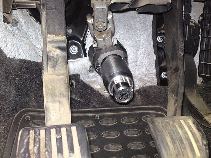Блокиратор рулевого вала Перехват-Универсал установленный на автомобиле Ford S-Max 2006-2015