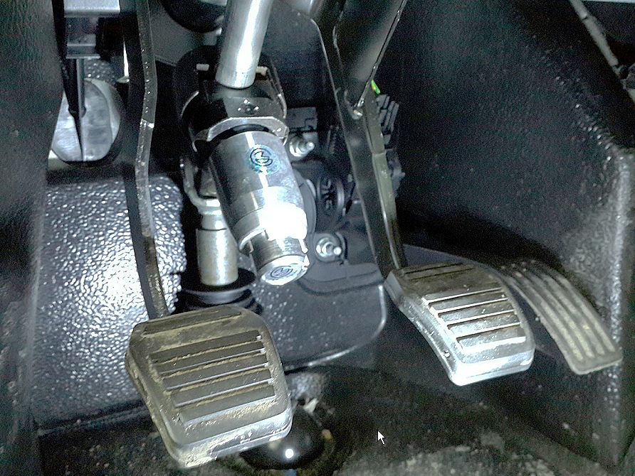 Блокиратор рулевого вала Перехват-Универсал установленный на автомобиле Ford Transit