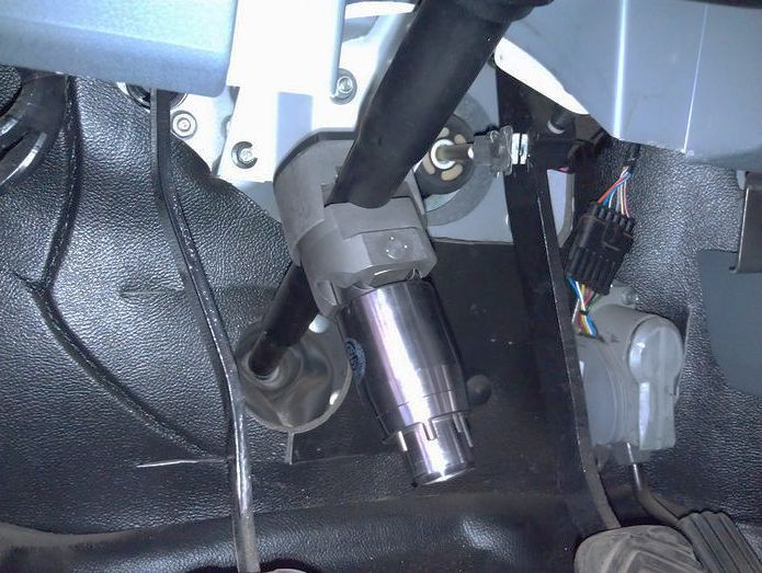 Блокиратор рулевого вала Перехват-Универсал установленный на автомобиле ГАЗ Соболь