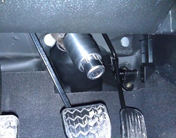 Блокиратор рулевого вала Перехват-Универсал установленный на автомобиле Geely Emgrand