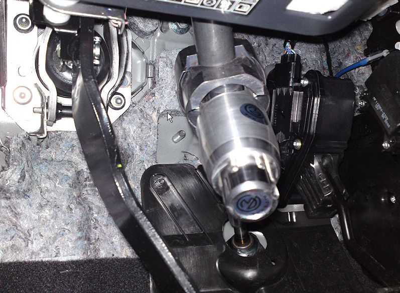 Блокиратор рулевого вала Перехват-Универсал установленный на автомобиле Honda CR-V 2007-2012