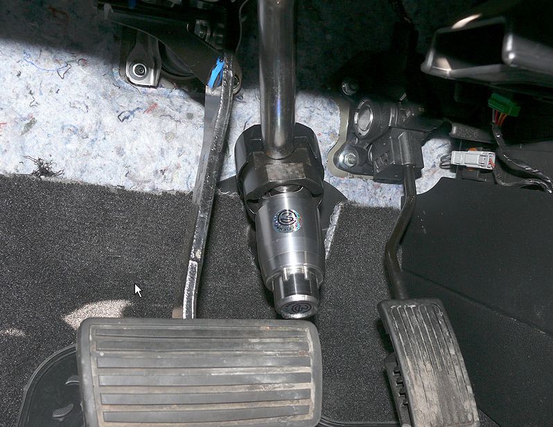 Блокиратор рулевого вала Перехват-Универсал установленный на автомобиле Honda Pilot 2008-2011