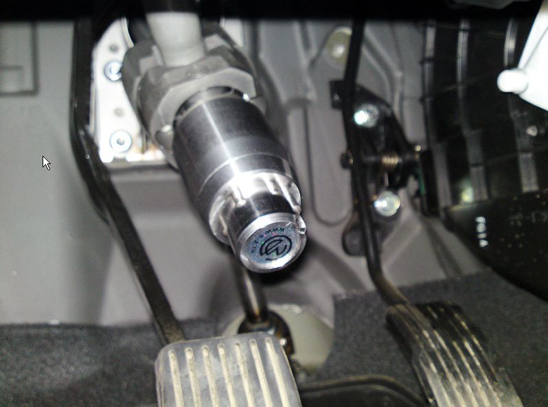 Блокиратор рулевого вала Перехват-Универсал установленный на автомобиле Hyundai Getz 2002-2011