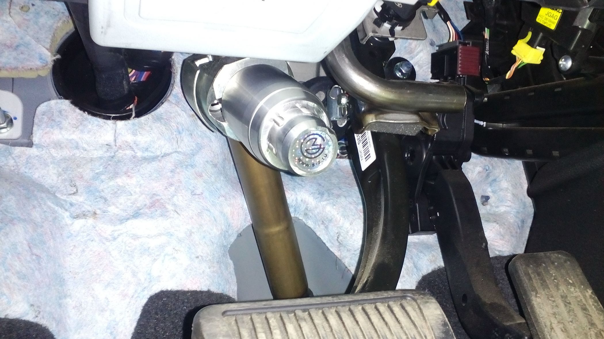 Блокиратор рулевого вала Перехват-Универсал установленный на автомобиле Hyundai i30 I 2007-2011