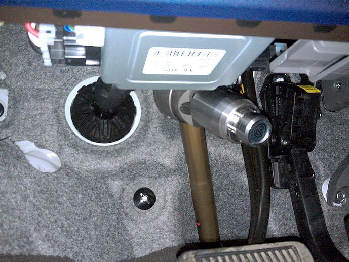 Блокиратор рулевого вала Перехват-Универсал установленный на автомобиле Hyundai i40 2012-