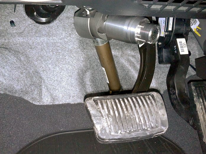 Блокиратор рулевого вала Перехват-Универсал установленный на автомобиле Hyundai Santa Fe III 2012-