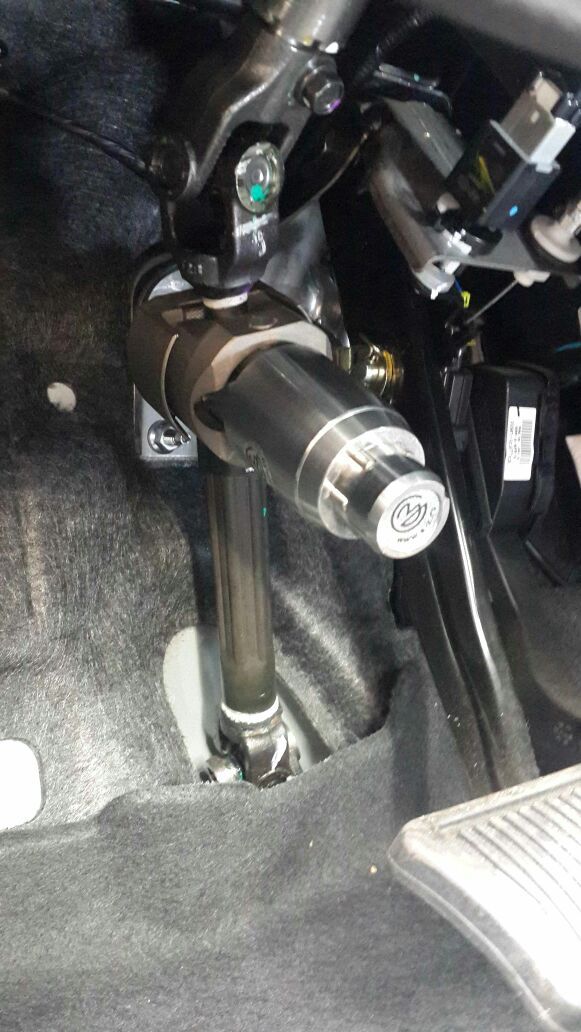 Блокиратор рулевого вала Перехват-Универсал установленный на автомобиле Hyundai Solaris 2014-