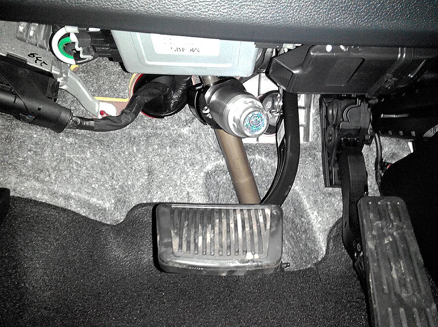 Блокиратор рулевого вала Перехват-Универсал установленный на автомобиле Kia Cerato 2013-