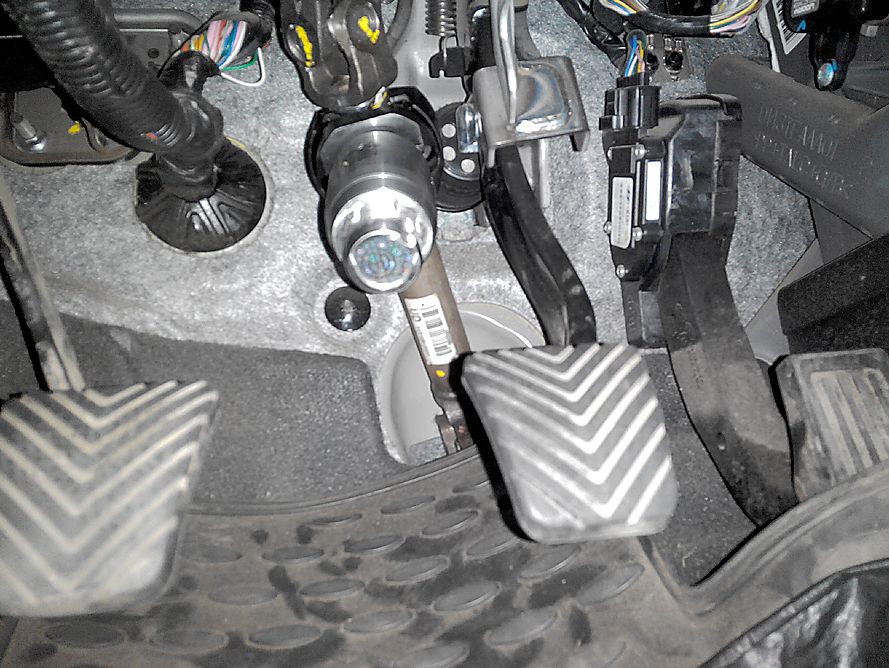 Блокиратор рулевого вала Перехват-Универсал установленный на автомобиле Kia Optima 2010-2016