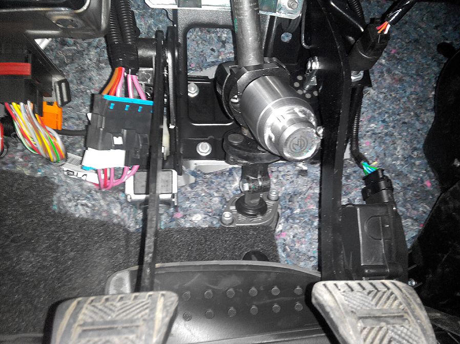 Блокиратор рулевого вала Перехват-Универсал установленный на автомобиле Лада Гранта без ЭУР