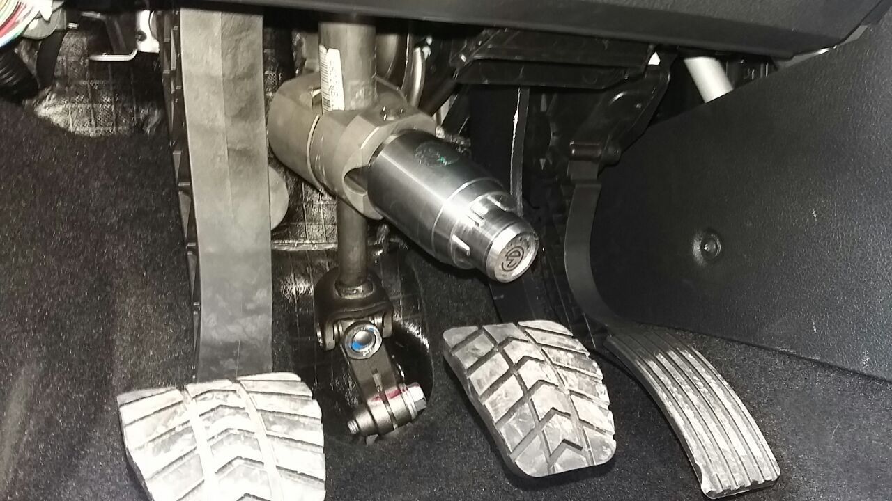 Блокиратор рулевого вала Перехват-Универсал установленный на автомобиле Лада Веста