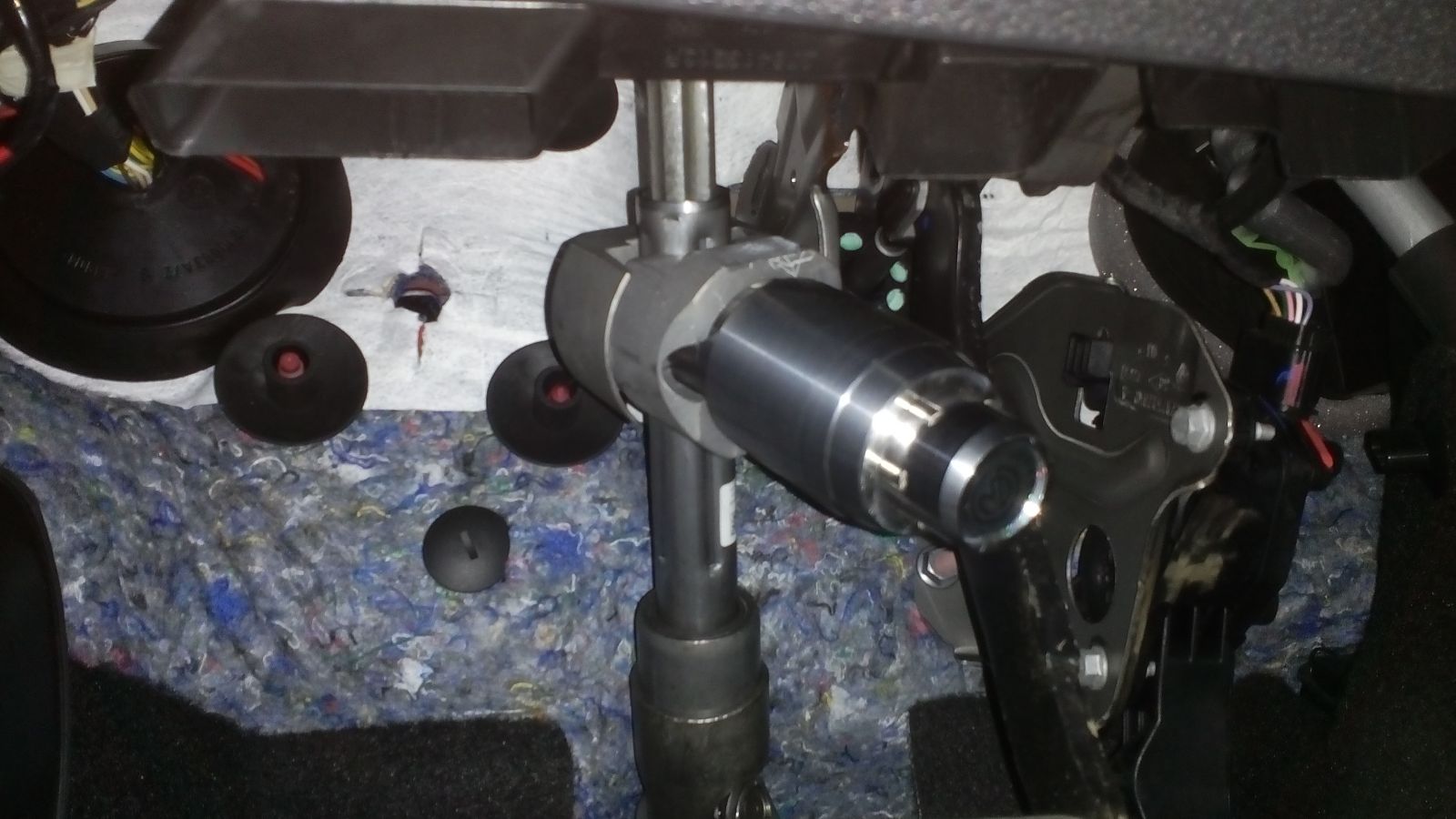 Блокиратор рулевого вала Перехват-Универсал установленный на автомобиле Лада XRAY АКПП