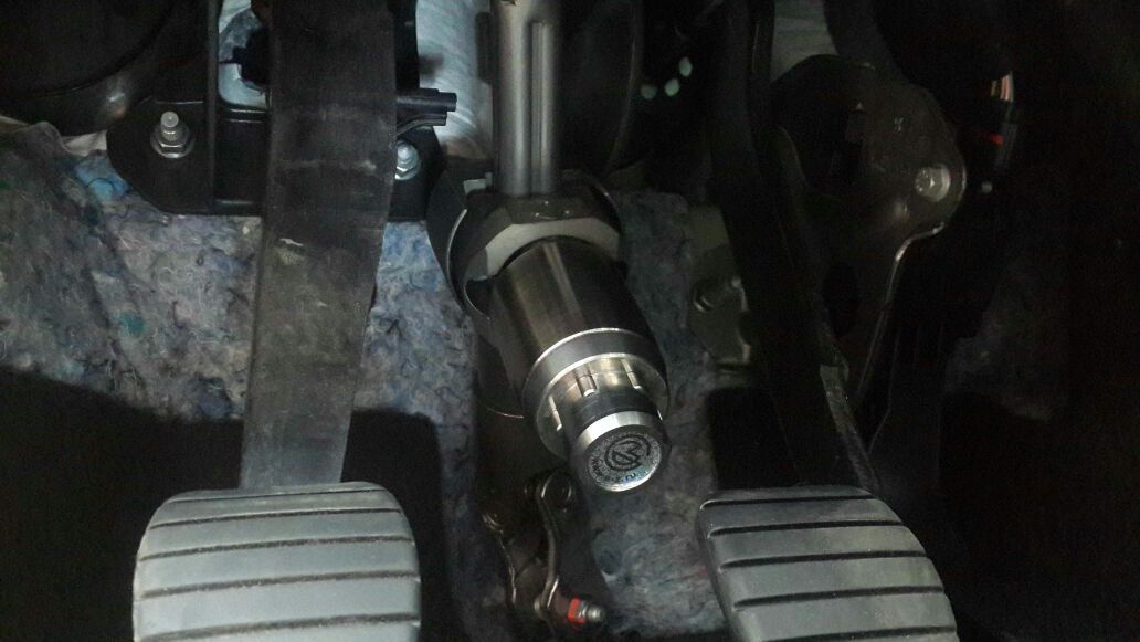 Блокиратор рулевого вала Перехват-Универсал установленный на автомобиле Лада XRAY МКПП